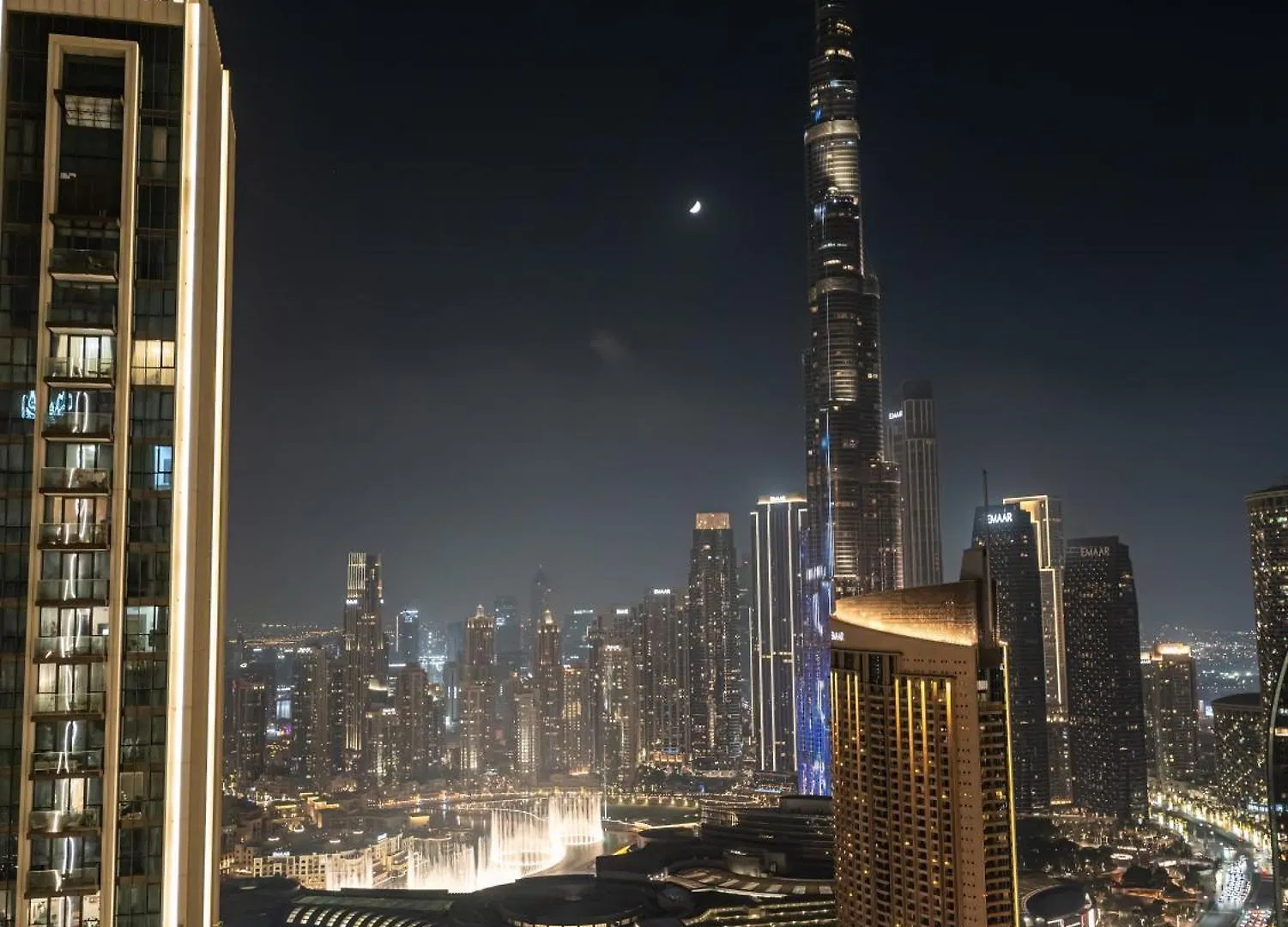 Chic 4 Bedroom Apartment I Burj Khalifa & Fountain Views I Direct Access To Dubai Mall I Free Gym, Pool, Parking Wi-Fi And Ps5 I By Skyline Serenity