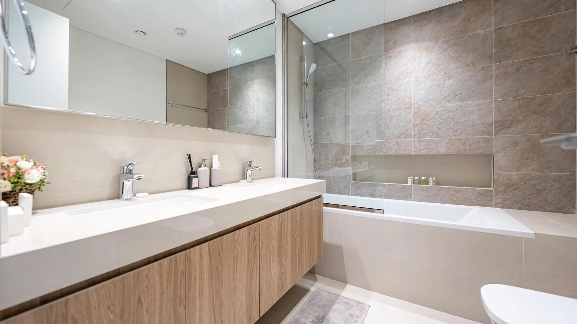 Chic 4 Bedroom Apartment I Burj Khalifa & Fountain Views I Direct Access To Dubai Mall I Free Gym, Pool, Parking Wi-Fi And Ps5 I By Skyline Serenity United Arab Emirates