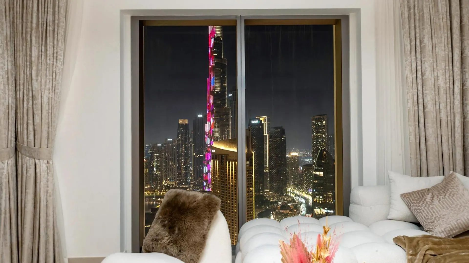 Chic 4 Bedroom Apartment I Burj Khalifa & Fountain Views I Direct Access To Dubai Mall I Free Gym, Pool, Parking Wi-Fi And Ps5 I By Skyline Serenity