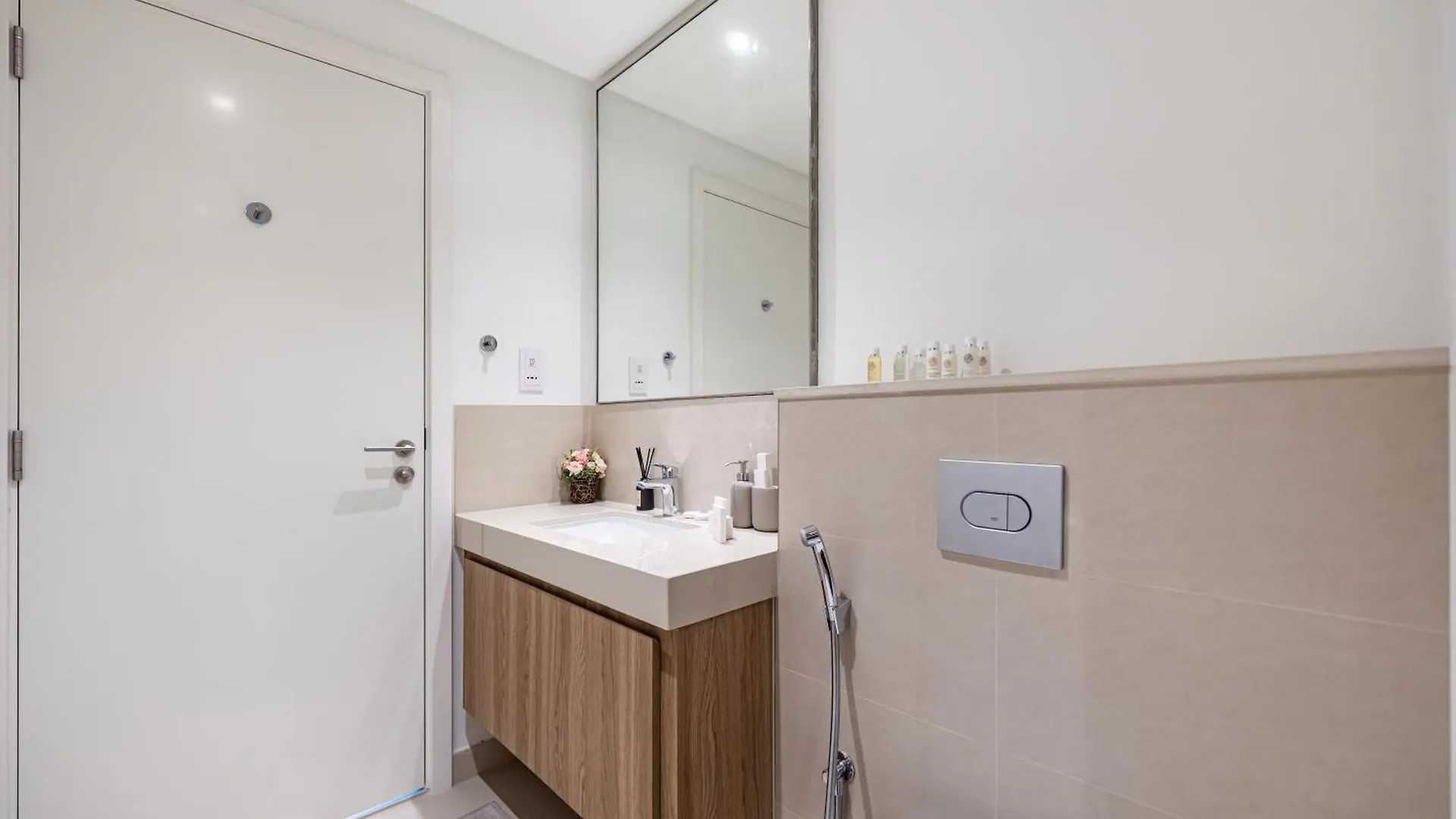 Chic 4 Bedroom Apartment I Burj Khalifa & Fountain Views I Direct Access To Dubai Mall I Free Gym, Pool, Parking Wi-Fi And Ps5 I By Skyline Serenity