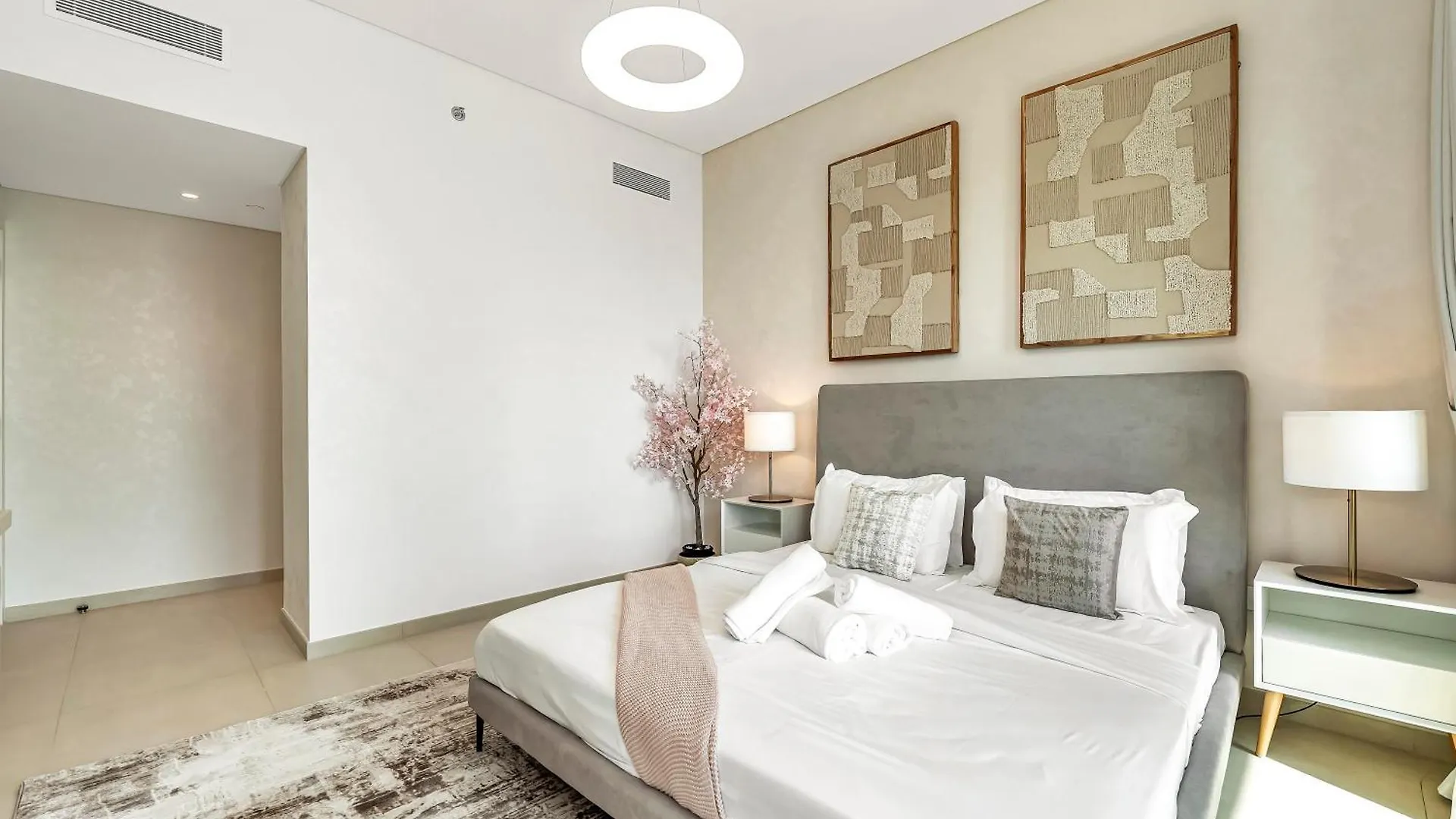 Chic 4 Bedroom Apartment I Burj Khalifa & Fountain Views I Direct Access To Dubai Mall I Free Gym, Pool, Parking Wi-Fi And Ps5 I By Skyline Serenity