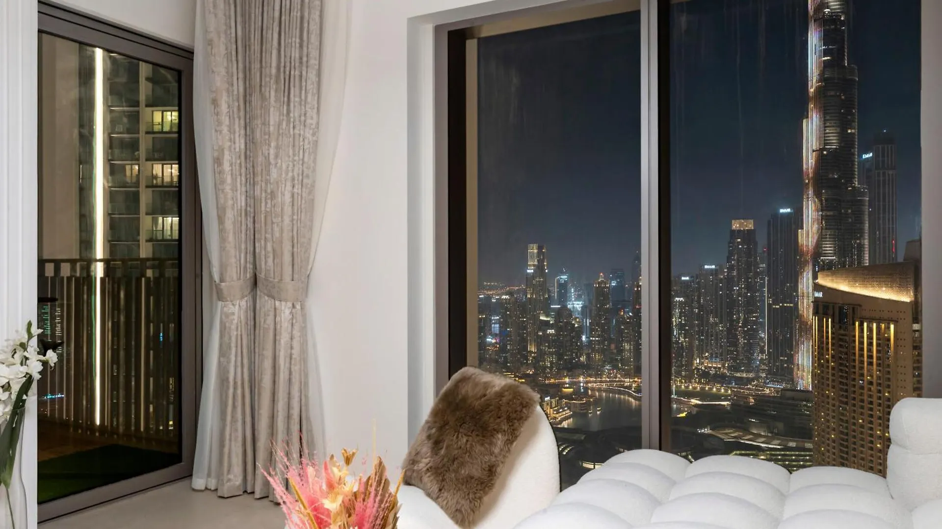 Chic 4 Bedroom Apartment I Burj Khalifa & Fountain Views I Direct Access To Dubai Mall I Free Gym, Pool, Parking Wi-Fi And Ps5 I By Skyline Serenity