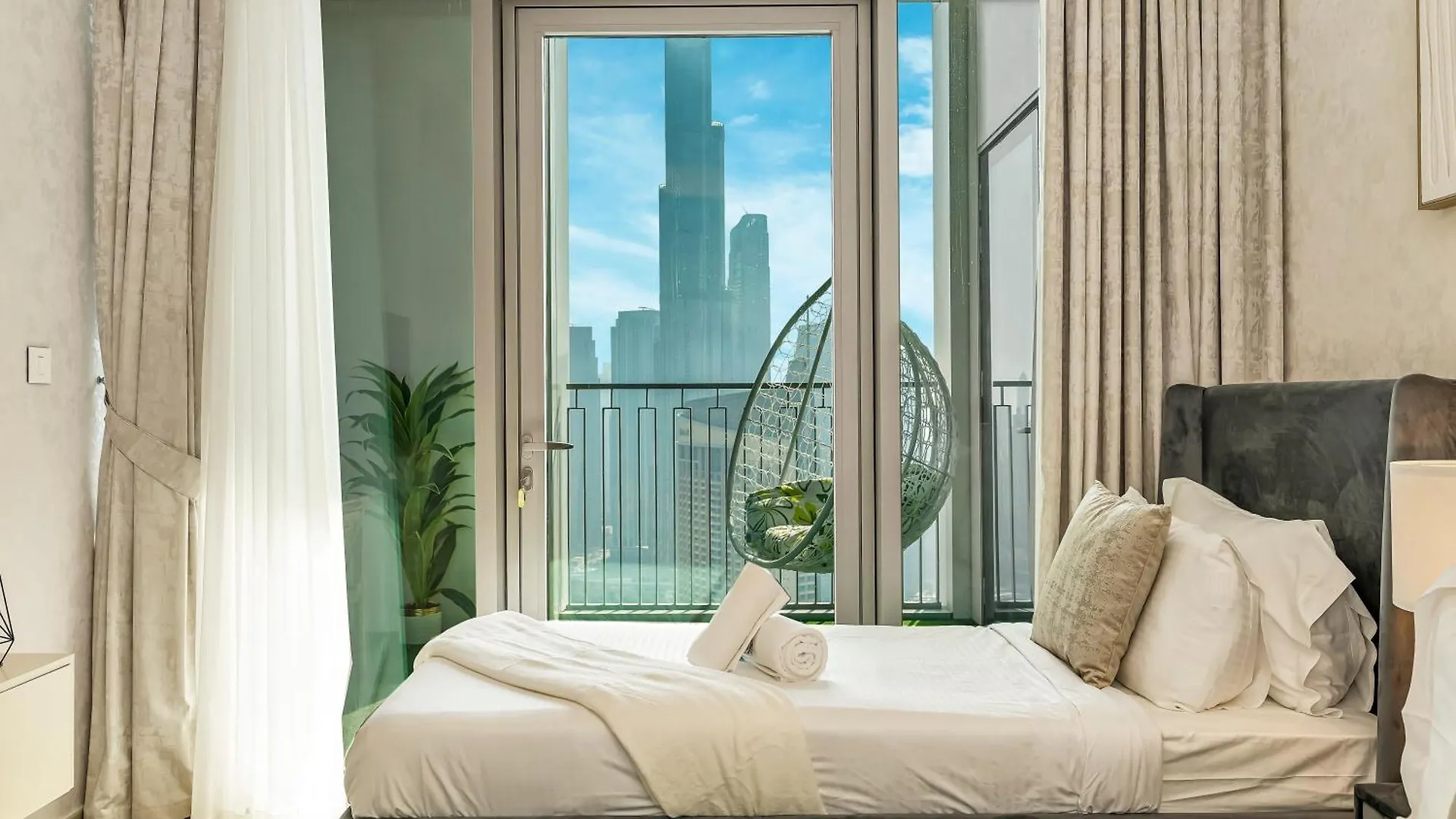 Chic 4 Bedroom Apartment I Burj Khalifa & Fountain Views I Direct Access To Dubai Mall I Free Gym, Pool, Parking Wi-Fi And Ps5 I By Skyline Serenity 0*,