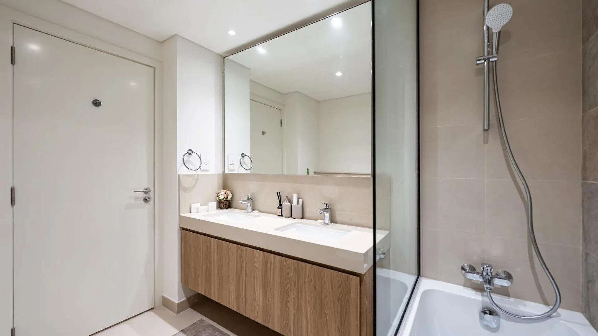 Chic 4 Bedroom Apartment I Burj Khalifa & Fountain Views I Direct Access To Dubai Mall I Free Gym, Pool, Parking Wi-Fi And Ps5 I By Skyline Serenity