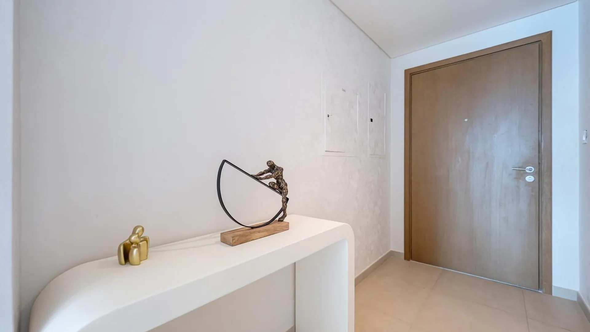 Chic 4 Bedroom Apartment I Burj Khalifa & Fountain Views I Direct Access To Dubai Mall I Free Gym, Pool, Parking Wi-Fi And Ps5 I By Skyline Serenity