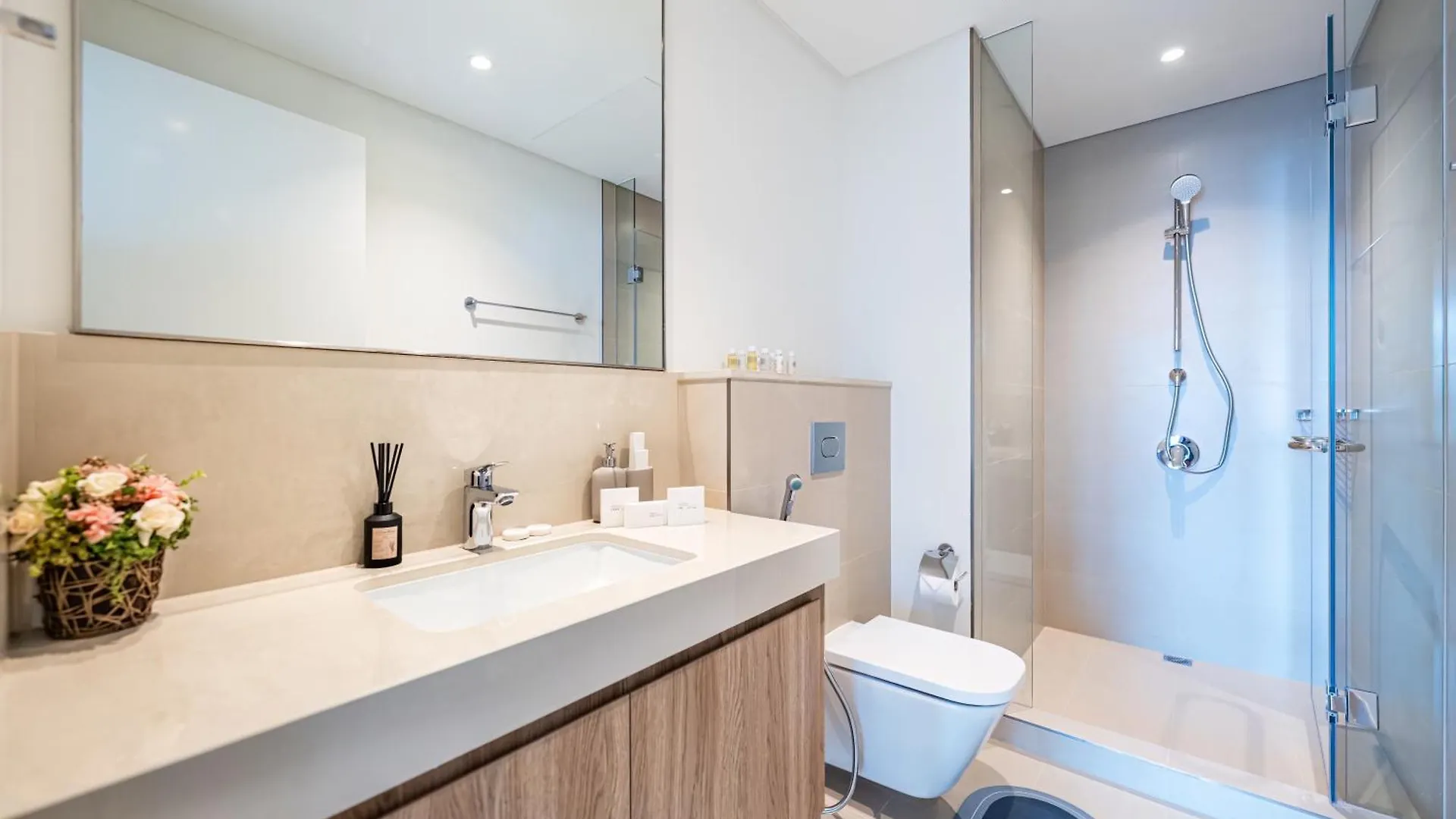 Chic 4 Bedroom Apartment I Burj Khalifa & Fountain Views I Direct Access To Dubai Mall I Free Gym, Pool, Parking Wi-Fi And Ps5 I By Skyline Serenity 0*,
