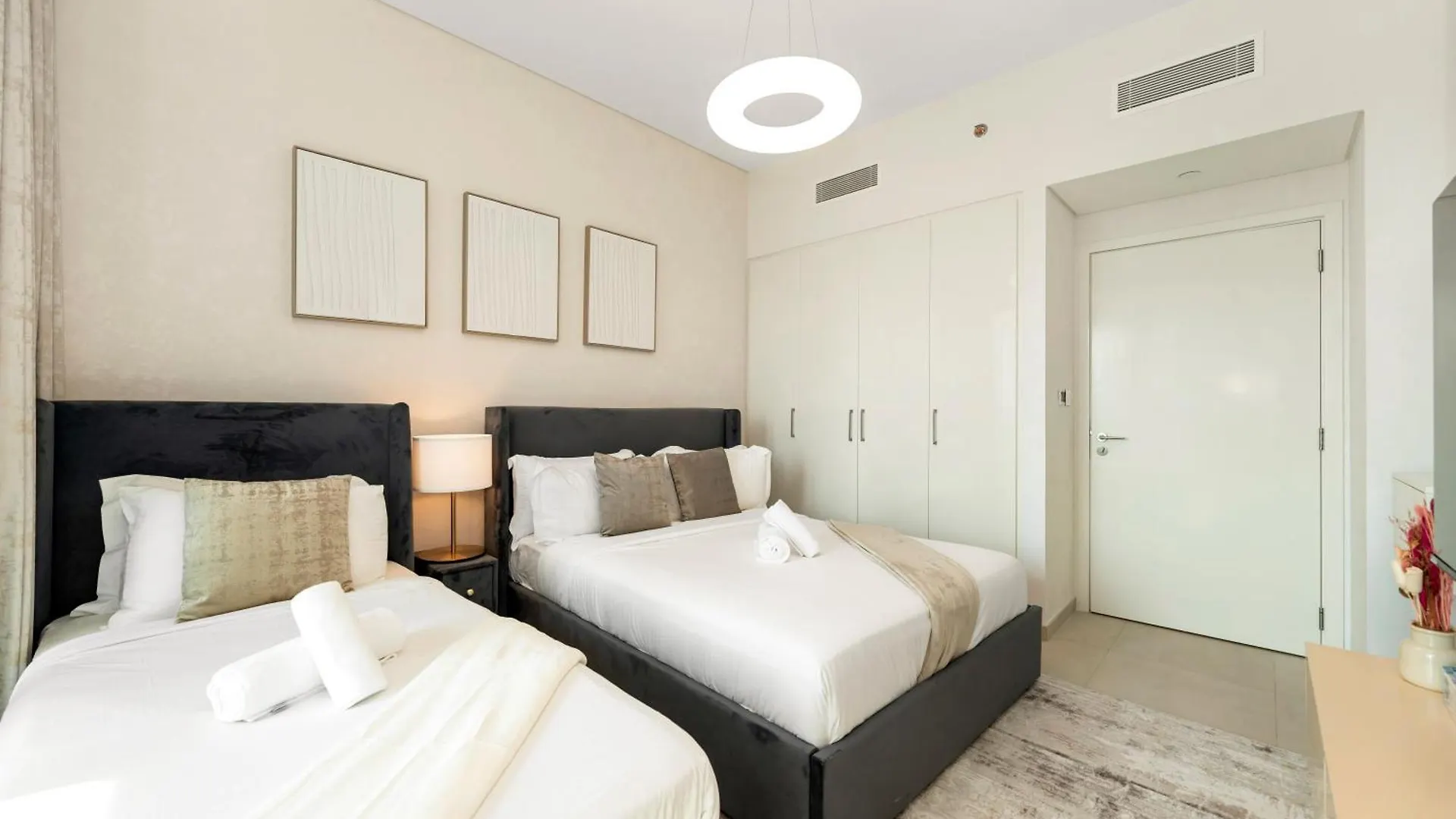 Chic 4 Bedroom Apartment I Burj Khalifa & Fountain Views I Direct Access To Dubai Mall I Free Gym, Pool, Parking Wi-Fi And Ps5 I By Skyline Serenity