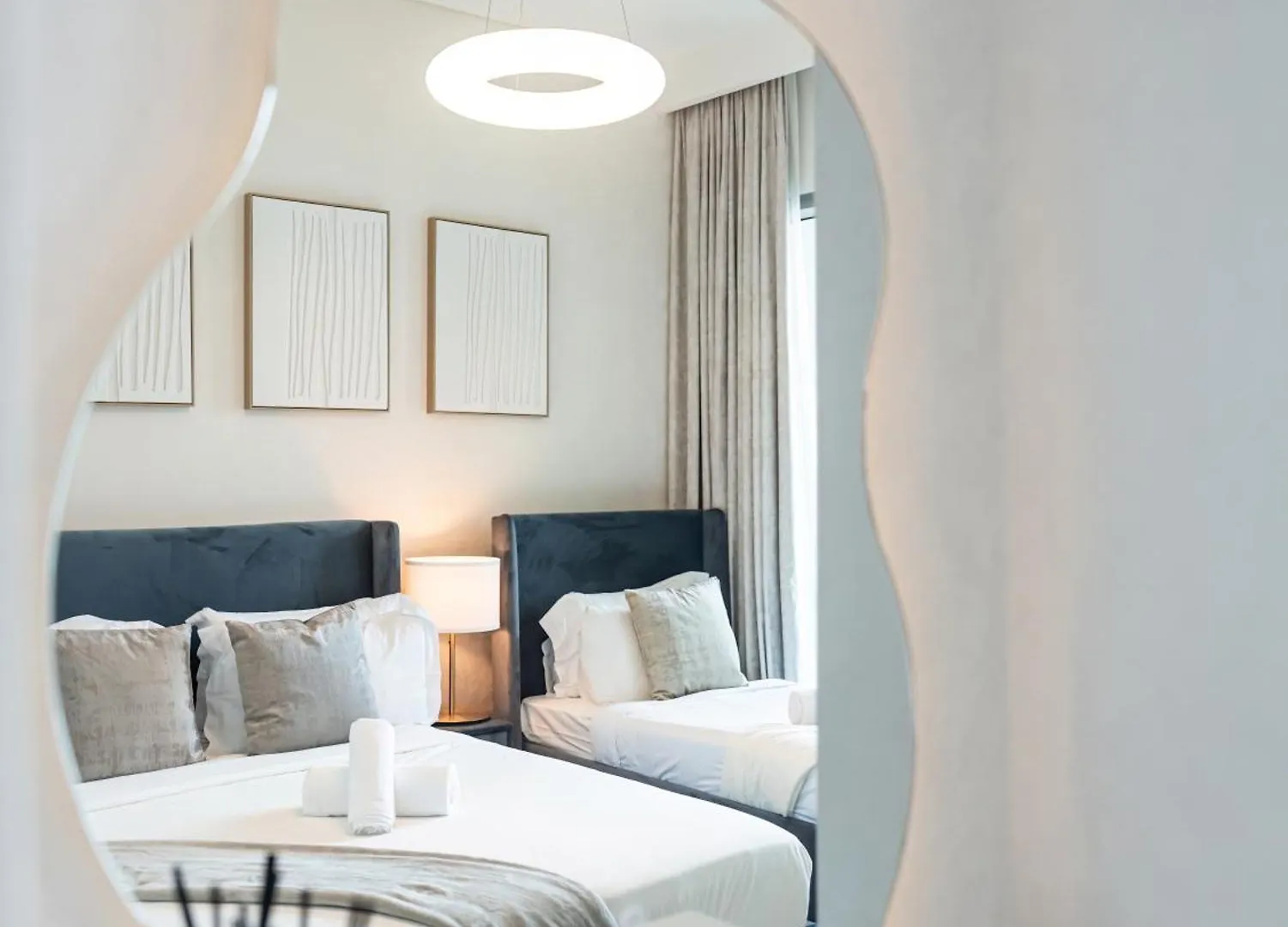 Chic 4 Bedroom Apartment I Burj Khalifa & Fountain Views I Direct Access To Dubai Mall I Free Gym, Pool, Parking Wi-Fi And Ps5 I By Skyline Serenity