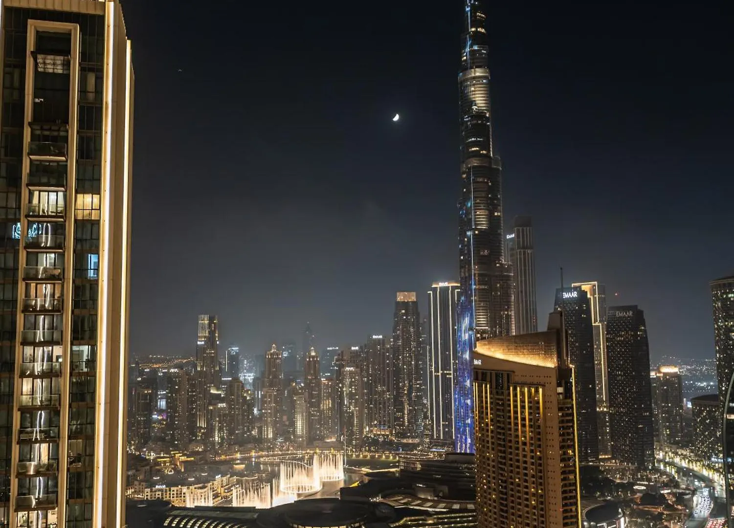 Chic 4 Bedroom Apartment I Burj Khalifa & Fountain Views I Direct Access To Dubai Mall I Free Gym, Pool, Parking Wi-Fi And Ps5 I By Skyline Serenity