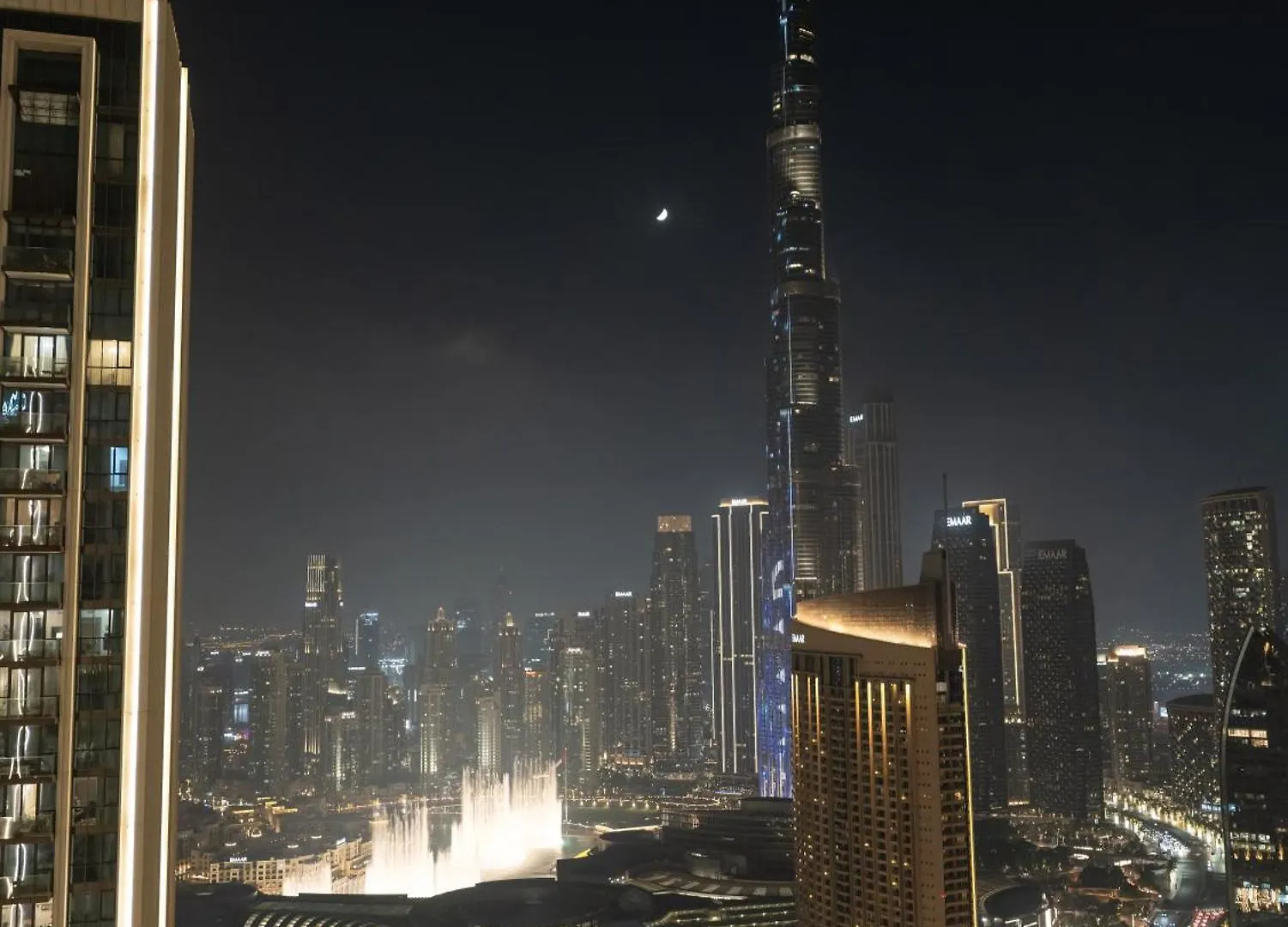 Chic 4 Bedroom Apartment I Burj Khalifa & Fountain Views I Direct Access To Dubai Mall I Free Gym, Pool, Parking Wi-Fi And Ps5 I By Skyline Serenity