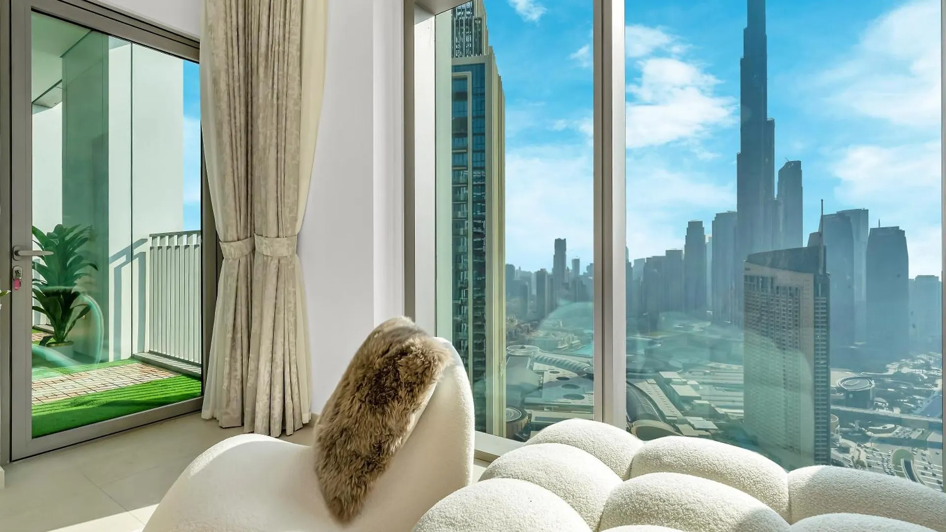 Chic 4 Bedroom Apartment I Burj Khalifa & Fountain Views I Direct Access To Dubai Mall I Free Gym, Pool, Parking Wi-Fi And Ps5 I By Skyline Serenity 0*,