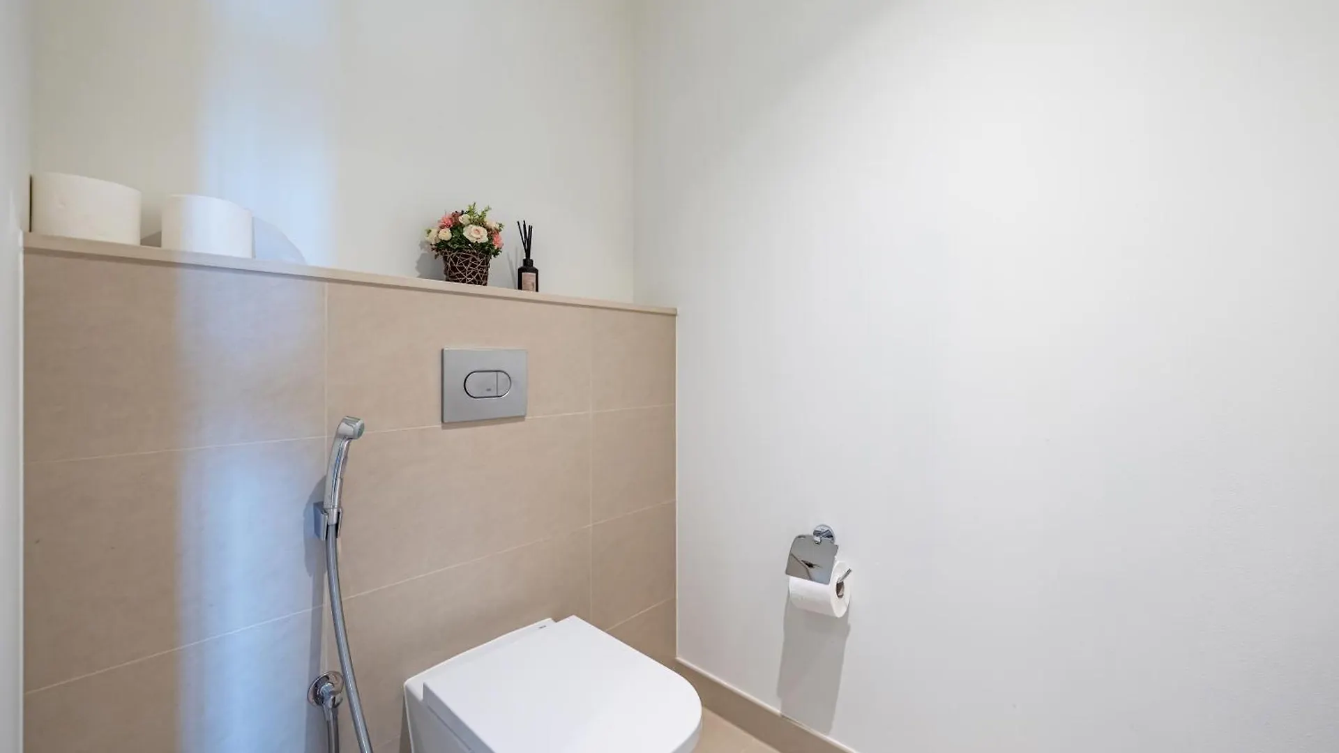Chic 4 Bedroom Apartment I Burj Khalifa & Fountain Views I Direct Access To Dubai Mall I Free Gym, Pool, Parking Wi-Fi And Ps5 I By Skyline Serenity