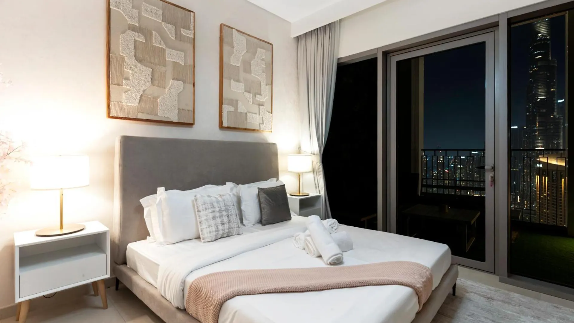 Chic 4 Bedroom Apartment I Burj Khalifa & Fountain Views I Direct Access To Dubai Mall I Free Gym, Pool, Parking Wi-Fi And Ps5 I By Skyline Serenity